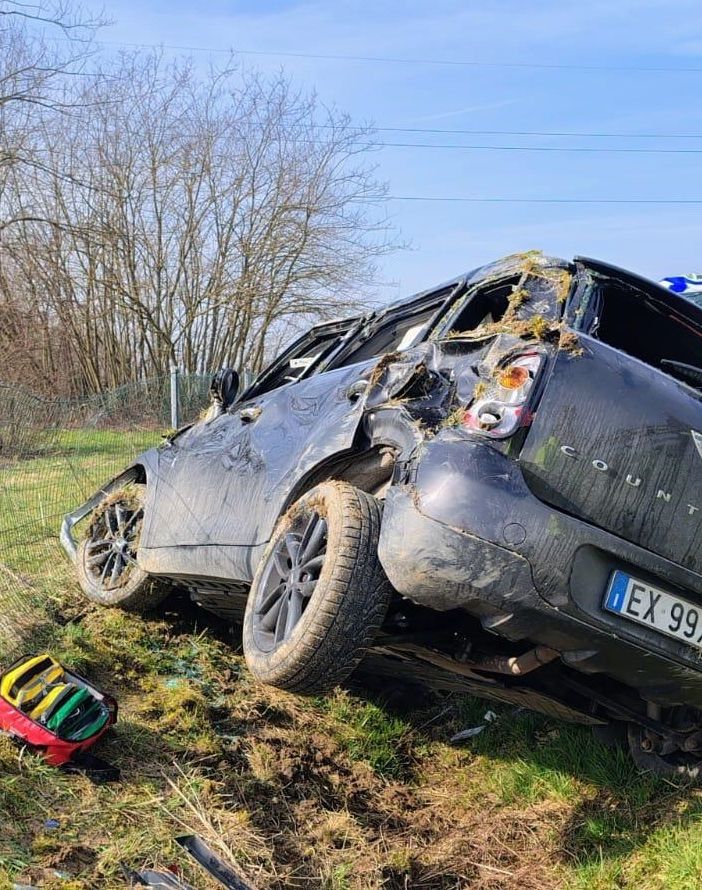 Incidente sulla bretella Ivrea - Santhià: auto scavalca il guard rail e finisce tra i prati