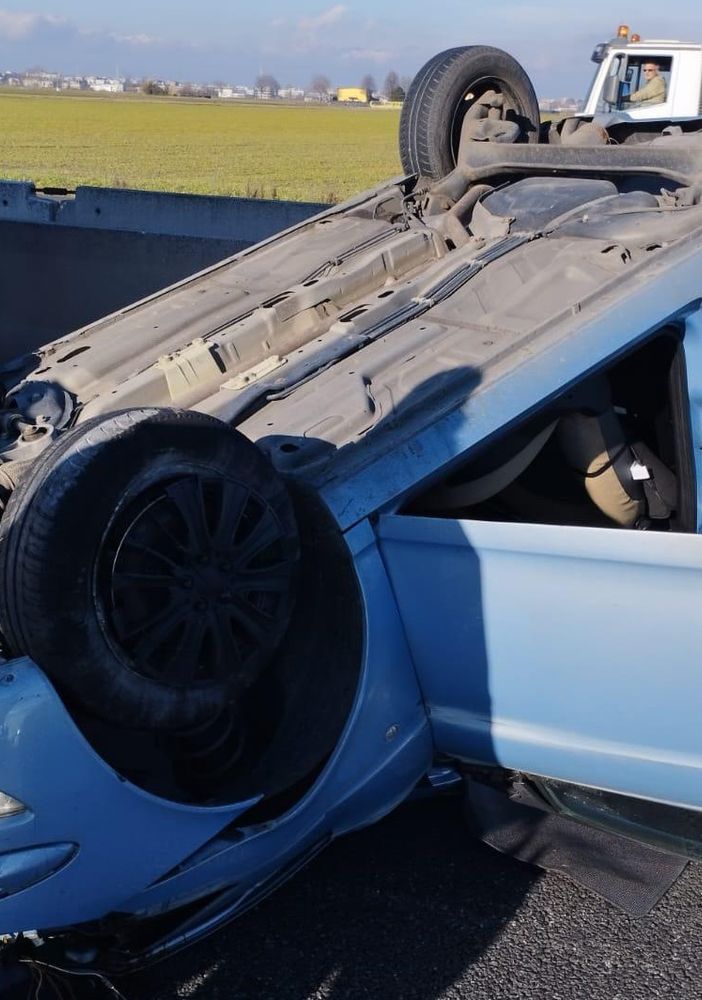 Tangenziale trappola: auto si ribalta all'altezza del sito, traffico paralizzato