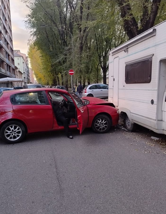 Auto va a schiantarsi contro un camper: momenti di paura