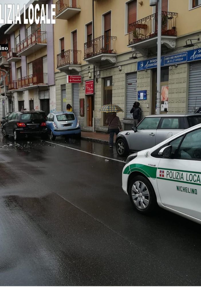 Nichelino, incidente con tre auto coinvolte in via Torino: neonato e fratellino di due anni illesi