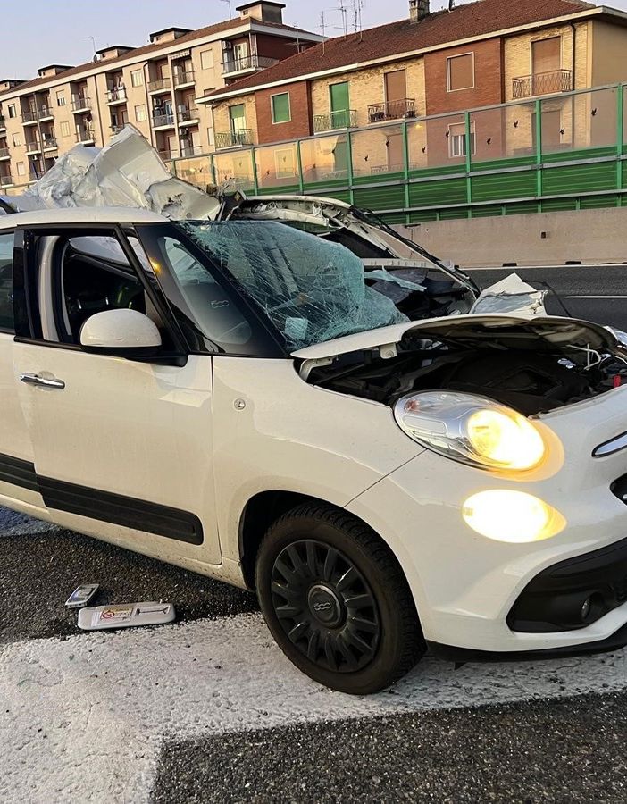 Dramma sfiorato in tangenziale: mezzo pesante perde una ruota che centra una vettura