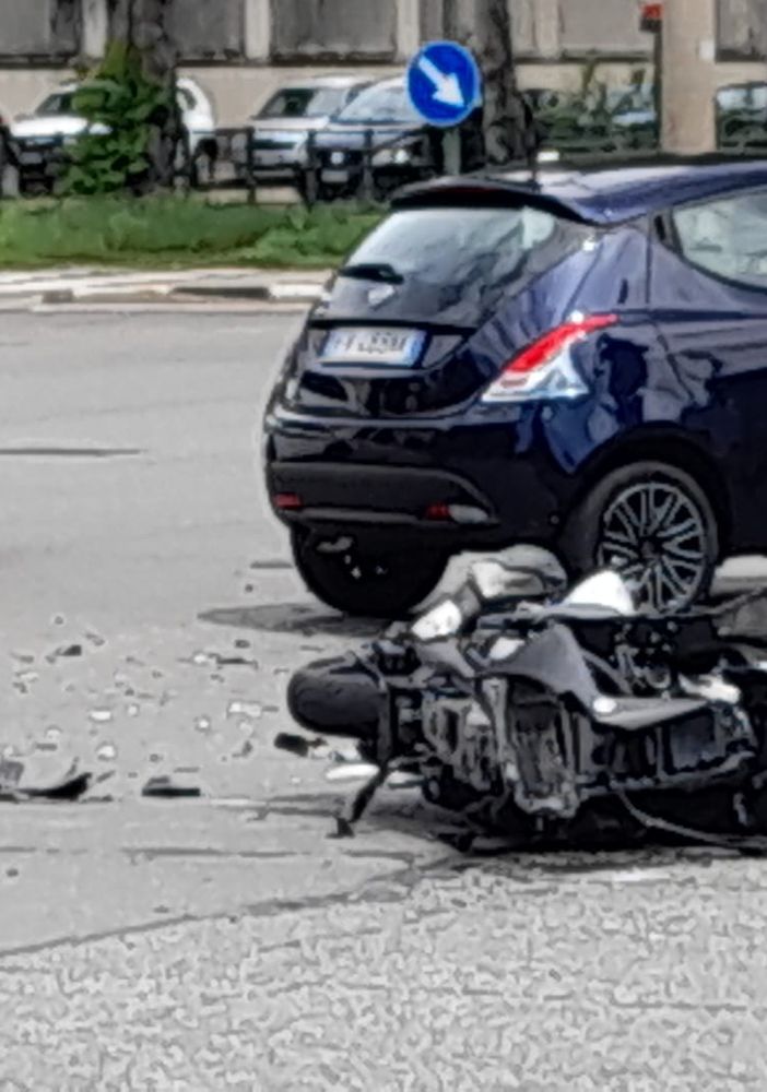Auto contro moto, brutto incidente tra corso Agnelli e corso Traiano: