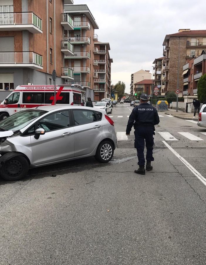 Nichelino, non rispetta lo stop e causa incidente: denunciata per guida in stato di ebbrezza