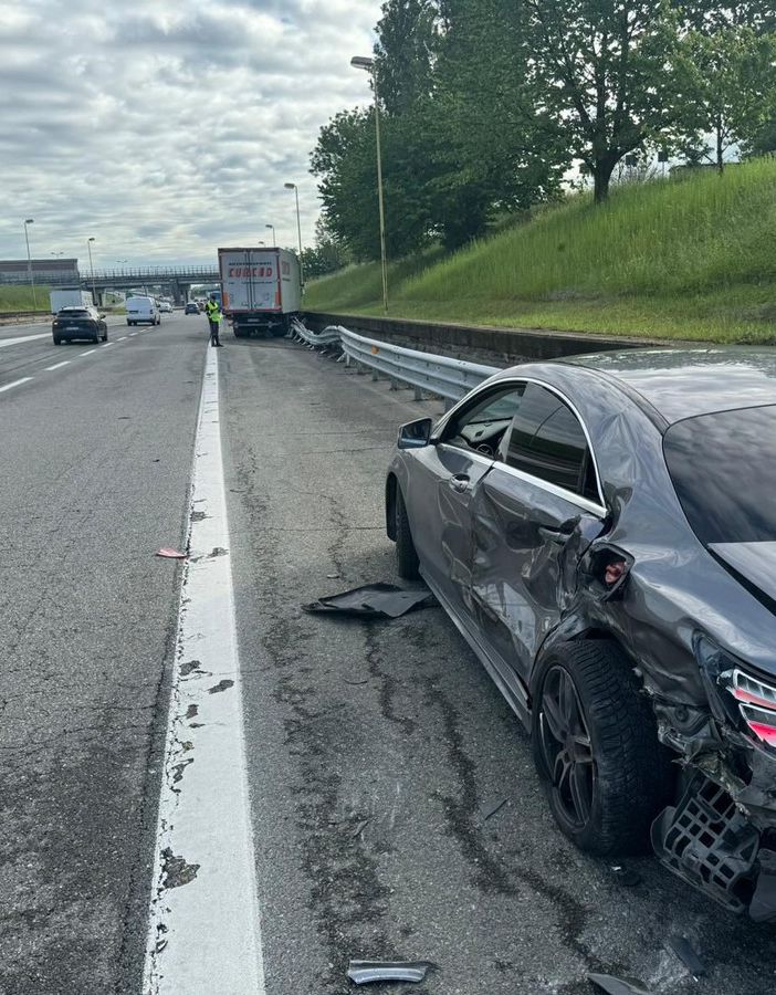 Scontro tra auto e camion sulla Torino - Pinerolo, cinque coinvolti: traffico rallentato