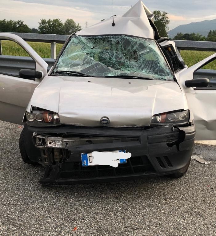 Tir travolge un'auto sulla Torino-Aosta: muore mamma di 33 anni