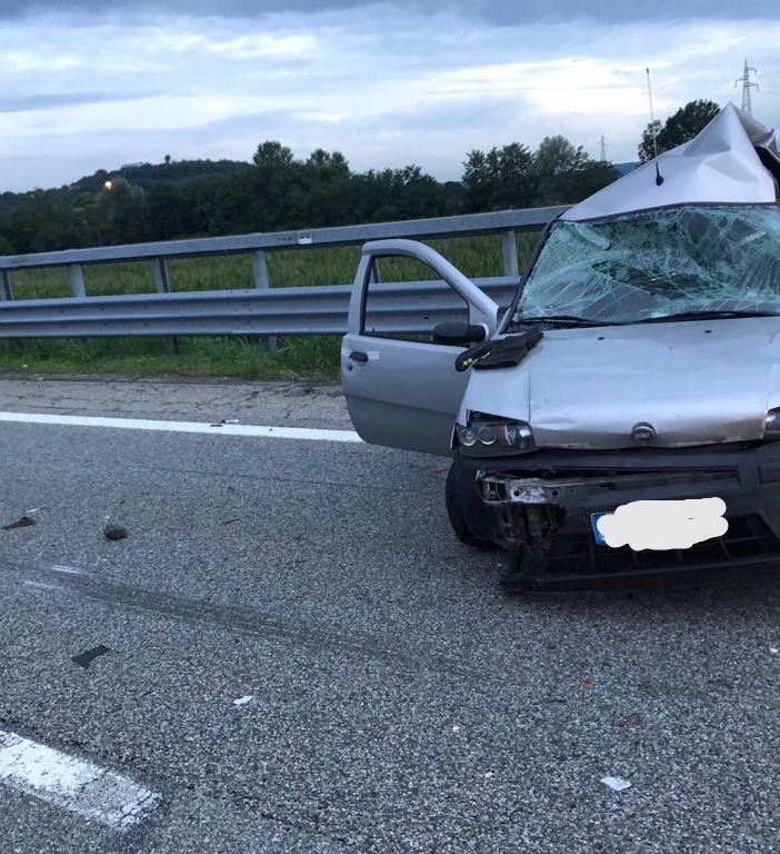 Tragedia sulla A5, tir travolge un'auto: morta una mamma, grave una bimba