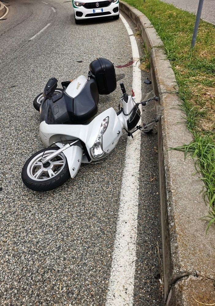 Grugliasco, senza patente cade con lo scooter del collega nei pressi del Caat