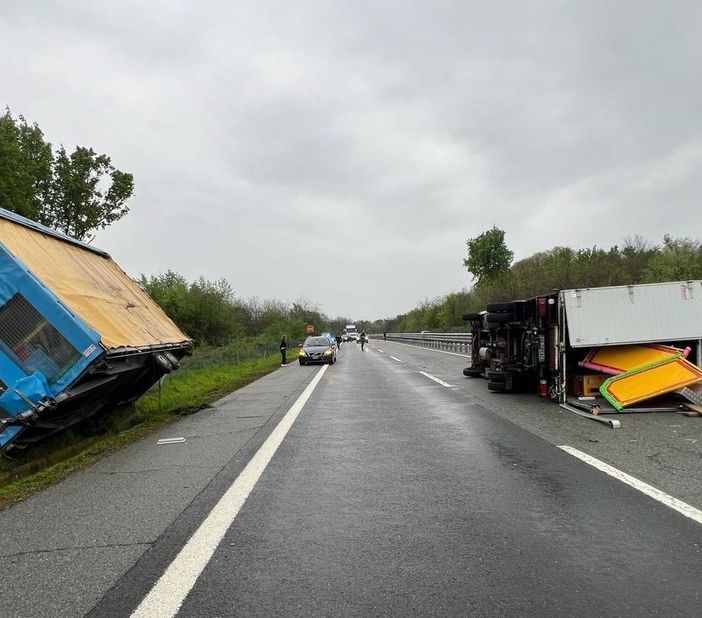 Incidente sull'autostrada Torino-Aosta: autocarro si ribalta con il suo rimorchio