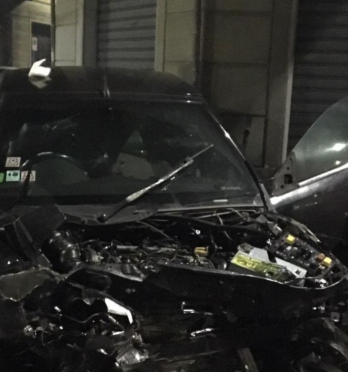 Scontro tra un'auto e il pullman della &quot;movida&quot;, che sfonda la vetrina di un negozio: 9 feriti