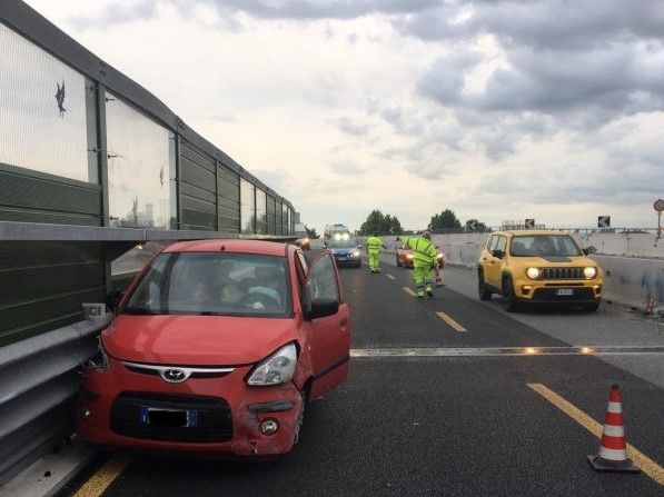 Incidente a Moncalieri per una mamma con i due figli a bordo: auto contro le protezioni della sopraelevata