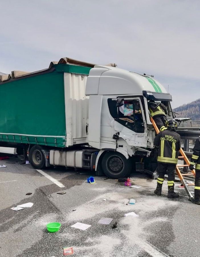 Conducente di tir accusa malore sulla Torino-Bardonecchia, trasportato in elicottero al Cto