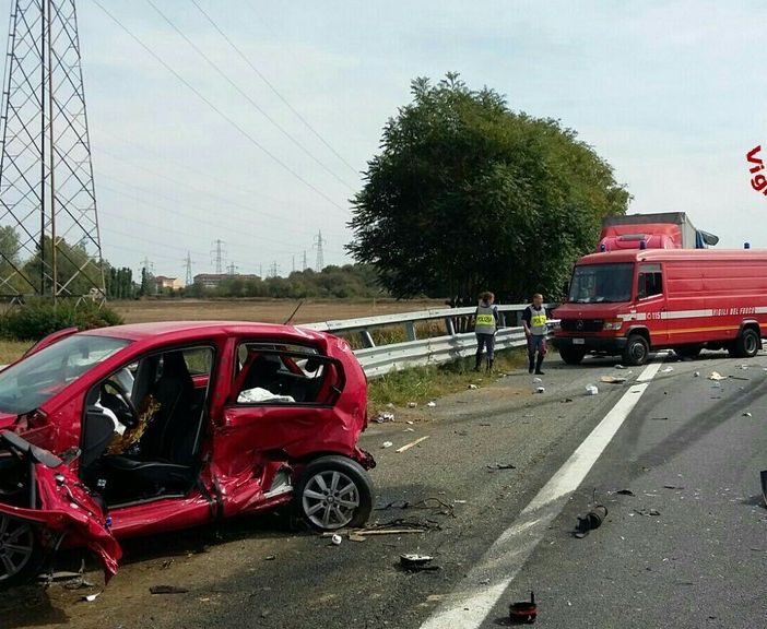 Nichelino, grave incidente sulla tangenziale sud: tre mezzi pesanti coinvolti, persone incastrate nelle lamiere (FOTO E VIDEO)