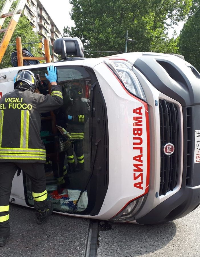 Scontro tra un'auto e un'ambulanza in corso Unione Sovietica