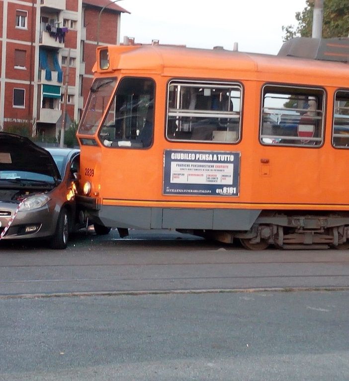 Incidente tra auto e tram in corso Toscana a Torino: il guidatore della Bravo ricoverato al Maria Vittoria