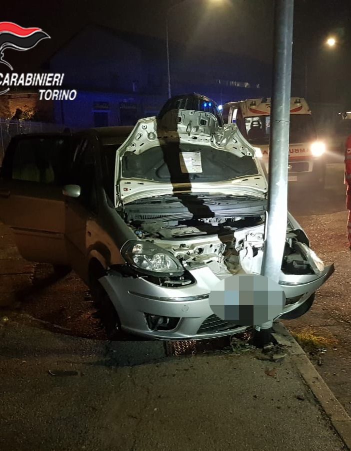 Dopo la rapina si schiantano contro un palo con l'auto rubata: due persone denunciate dai carabinieri [VIDEO]