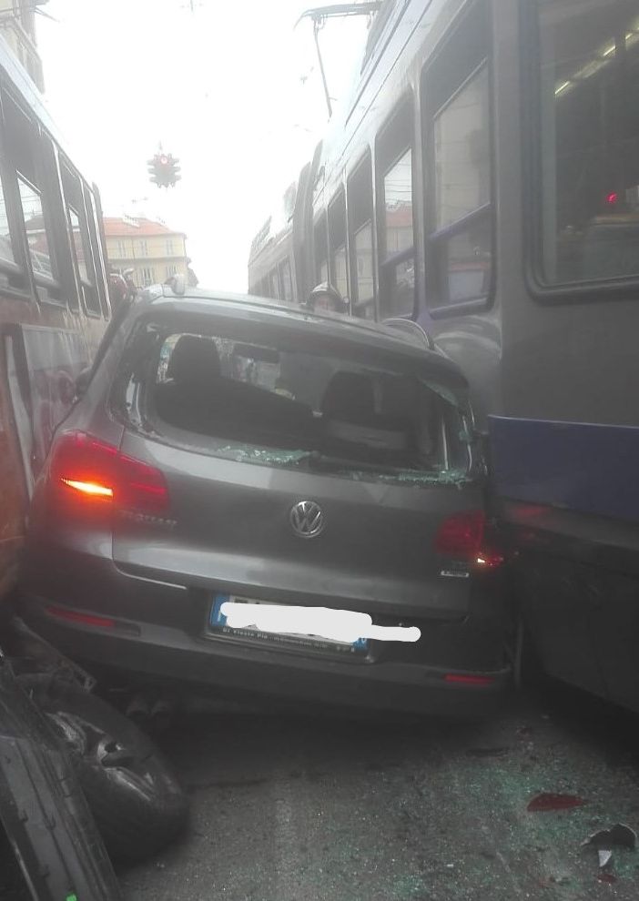 Auto incastrata tra due tram: circolazione bloccata in centro Torino