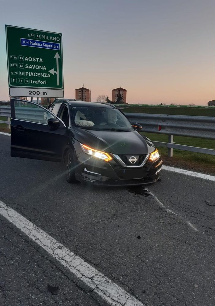 L'impatto tra una Mini-cooper grigia e una Nissan nera