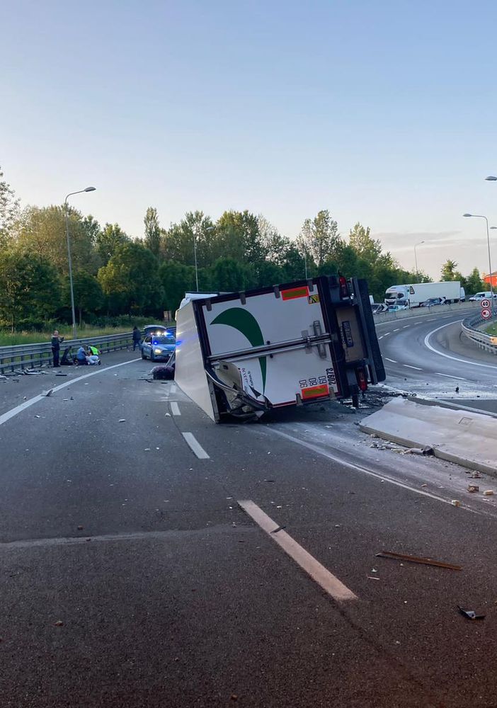 Tremendo incidente in tangenziale: tir si ribalta e invade la carreggiata opposta, due feriti