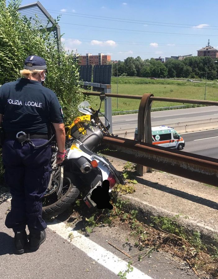 Nichelino, si schianta con la moto della scuola guida sul cavalcavia della tangenziale