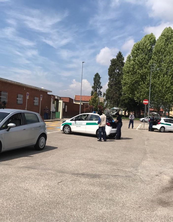 Nichelino, bocciano al parcheggio del cimitero: volano insulti e arrivano alle mani