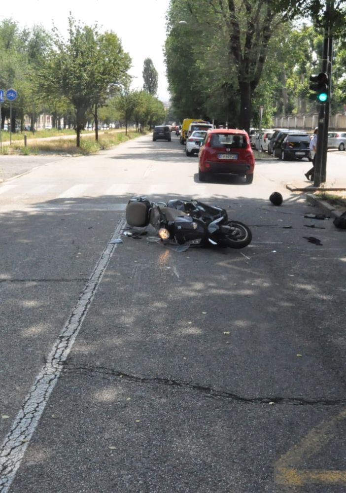 Incidente in corso Agnelli tra Fiat Panda e Vespa Piaggio: il centauro trasportato al Cto in prognosi riservata