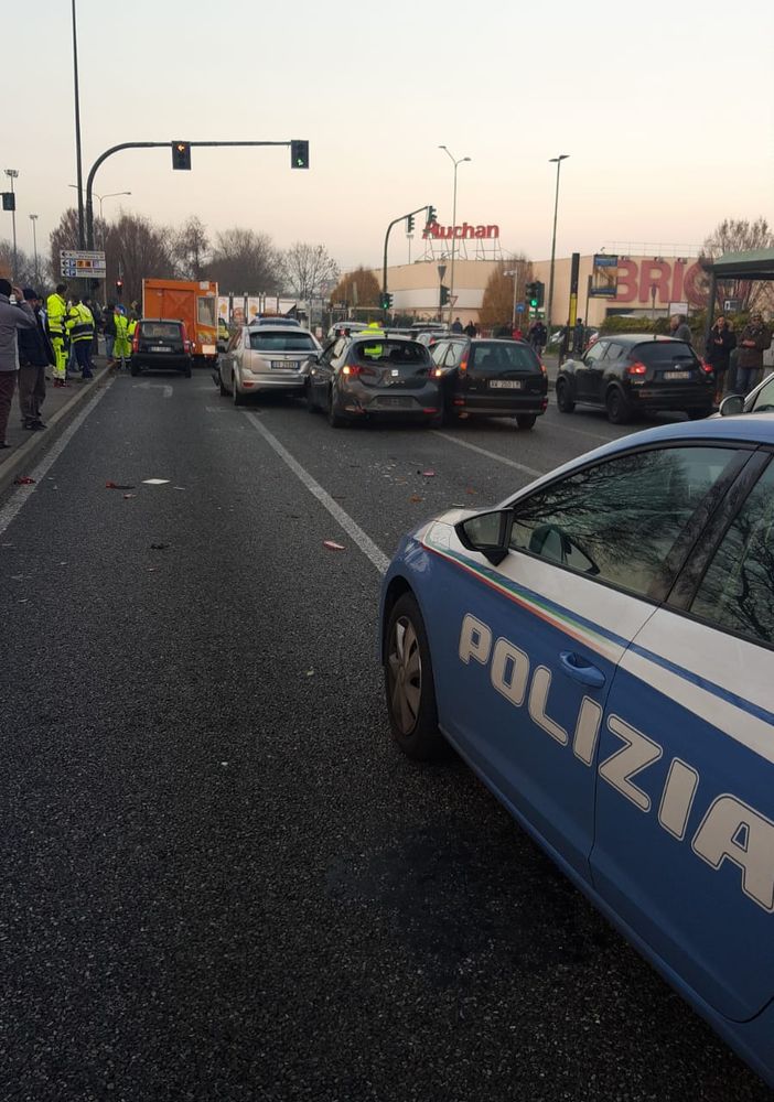 Provoca un incidente e poi abbandona il mezzo fuggendo via: caos a Torino attorno allo Juventus Stadium