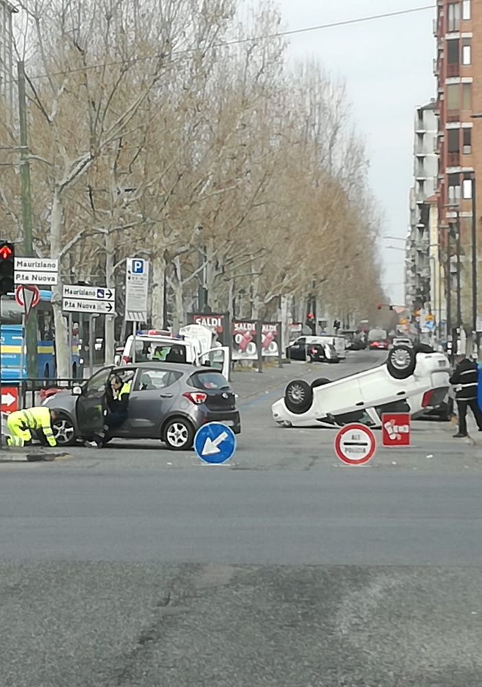 Incidente di fronte al Carrefour di corso Turati, due vetture coinvolte