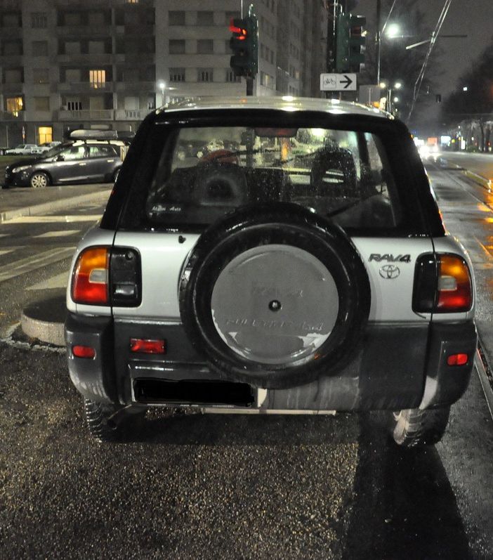Perde il controllo dell'auto e abbatte alcuni cartelli stradali in corso Re Umberto: morto un 65enne