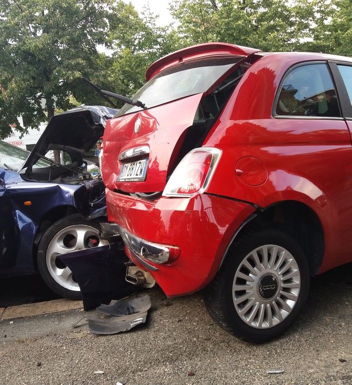 Auto perde il controllo, incidente a effetto domino in corso Giambone