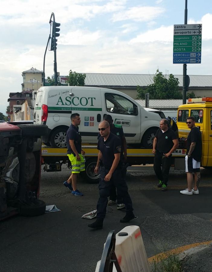 Brutto incidente tra una Panda e un Fiorino in corso Grosseto: traffico in tilt