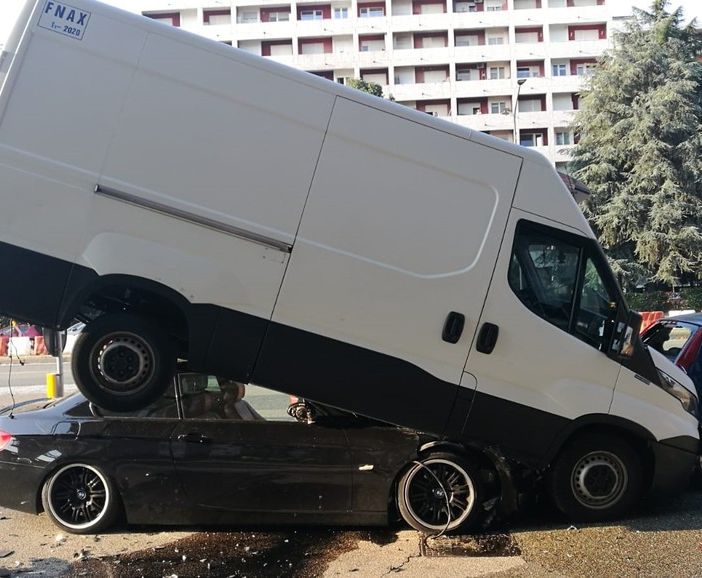 Bmw a tutta velocità finisce sotto un furgone in corso Grosseto, ricoverato il conducente