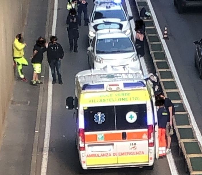 Scontro tra una moto e un'auto nel sottopasso di corso Regina: bloccata una corsia e traffico in tilt