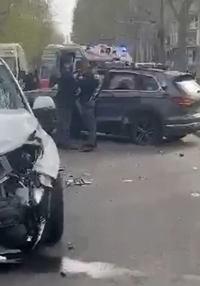 Brutto incidente in corso Turati: tre auto coinvolte, due le persone ferite