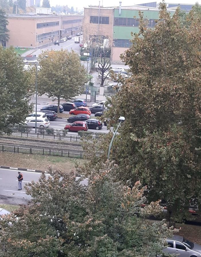 Cade un grosso stampo da un camion in corso Unione Sovietica, traffico rallentato