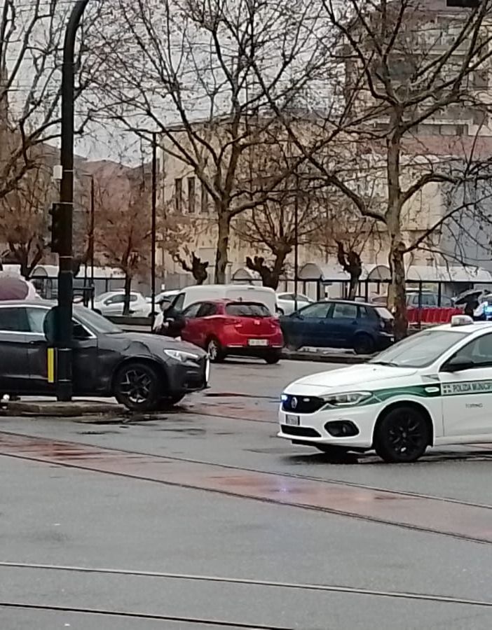 incidente automobilistico con auto dei vigili urbani