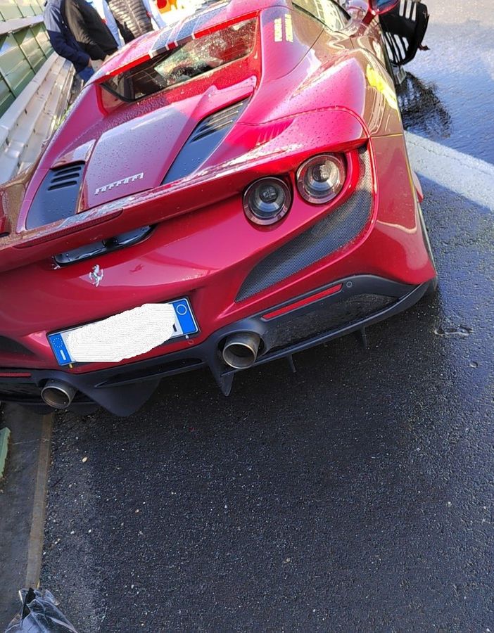 Anche una Ferrari è rimasta coinvolta in un incidente in tangenziale
