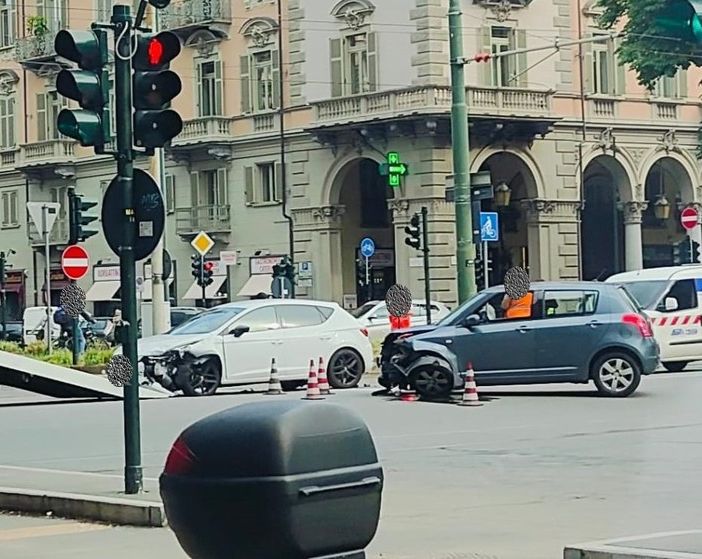 Caos nel pomeriggio in corso Matteotti: due auto si schiantano all’incrocio con corso Vinzaglio, ferita una donna
