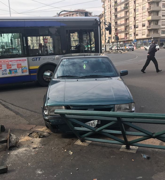 Brutto incidente davanti alle Molinette di Torino