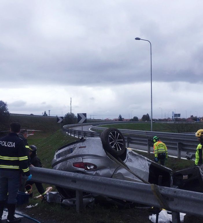Moncalieri: auto si ribalta in tangenziale, morto conducente