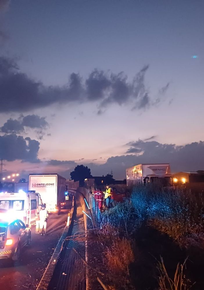 Tragedia in autostrada, auto si ribalta ed esce di strada: conducente muore sul colpo