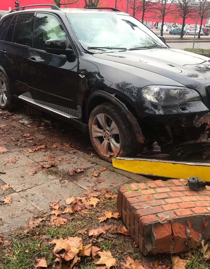 A Nichelino suv si schianta contro un muretto, ma la conducente non poteva guidarlo: 500 euro di multa