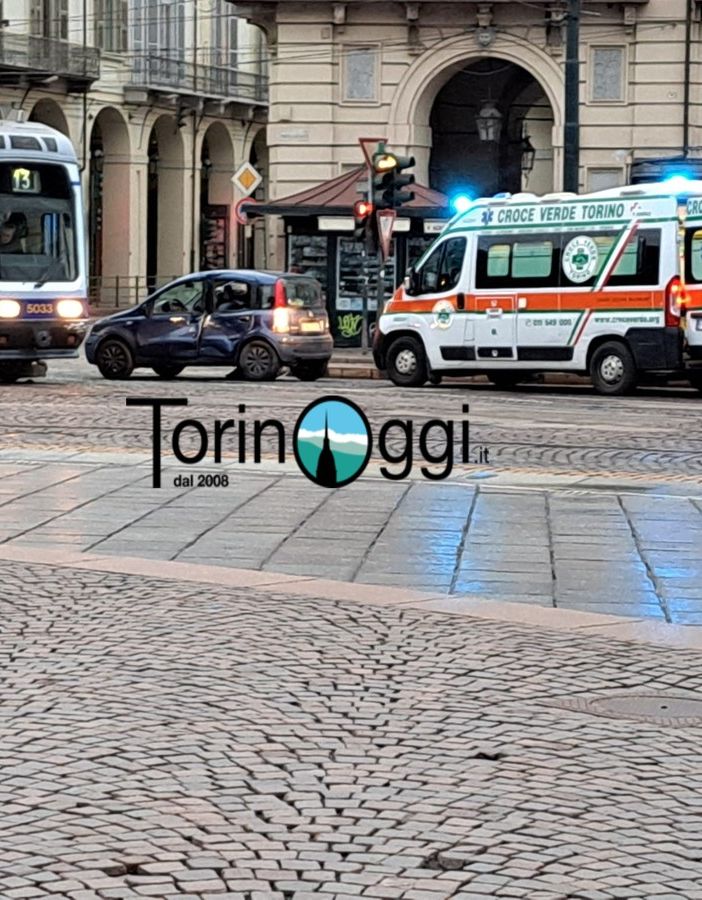 Incidente tra auto e tram