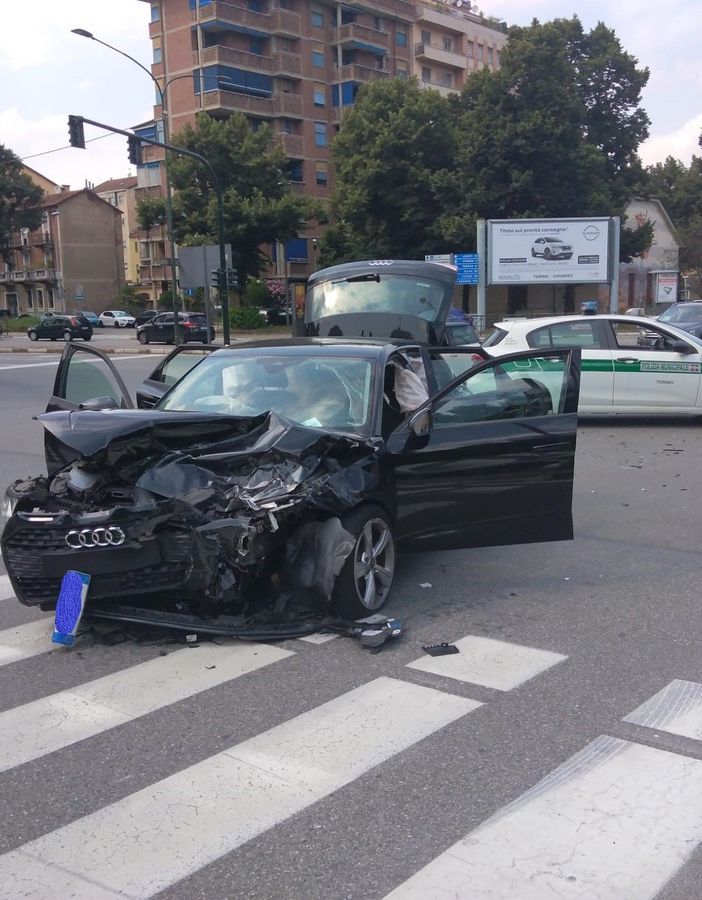 Incidente automobilistico con danni alle vetture coinvolte
