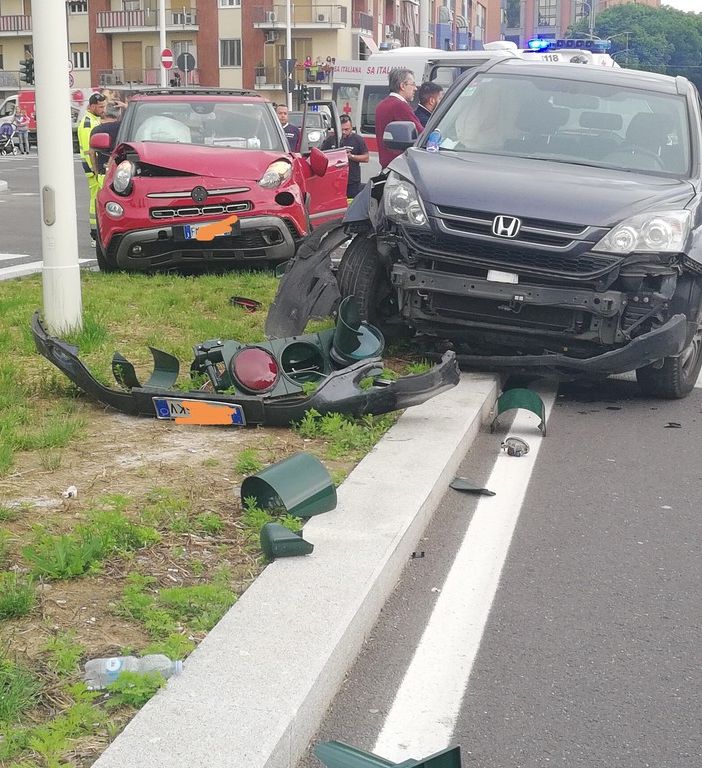 Brutto incidente oggi pomeriggio tra corso Principe Oddone e strada del Fortino: due vetture coinvolte, una persona trasportata in ospedale