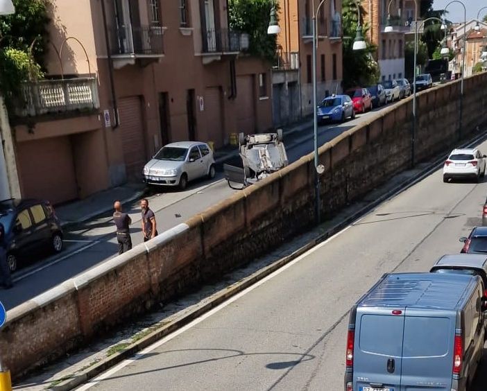 Carambola tra auto in via Quintino Sella: è l'ennesimo incidente nella medesima strada