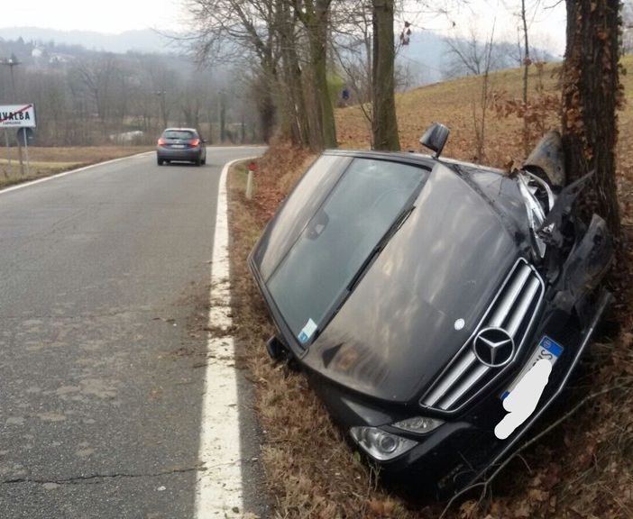 Rivalba, auto finisce fuori strada a Rivalba