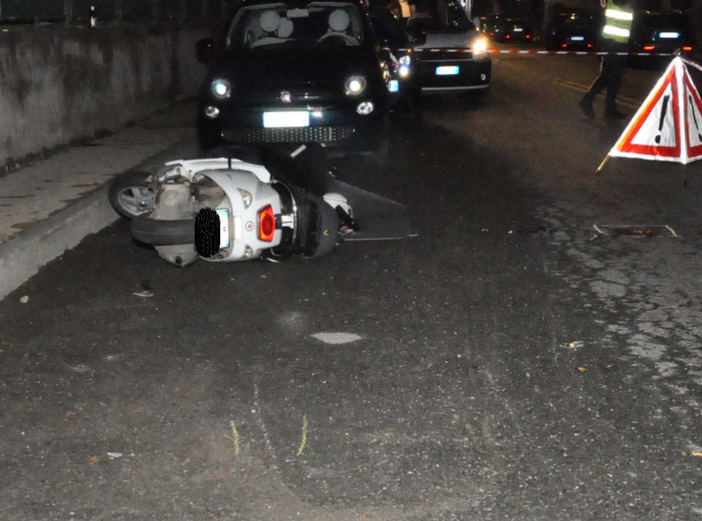 Cade dallo scooter in corso Moncalieri e sbatte contro un veicolo parcheggiato: uomo in prognosi riservata