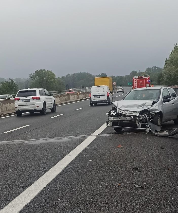 Perde il controllo dell'auto e va a sbattere contro il guard rail: traffico in tilt sulla tangenziale