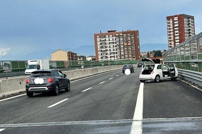 Auto esce di strada e sbatte sul guard-rail sulla sopraelevata di Moncalieri: nessun ferito, disagi al traffico