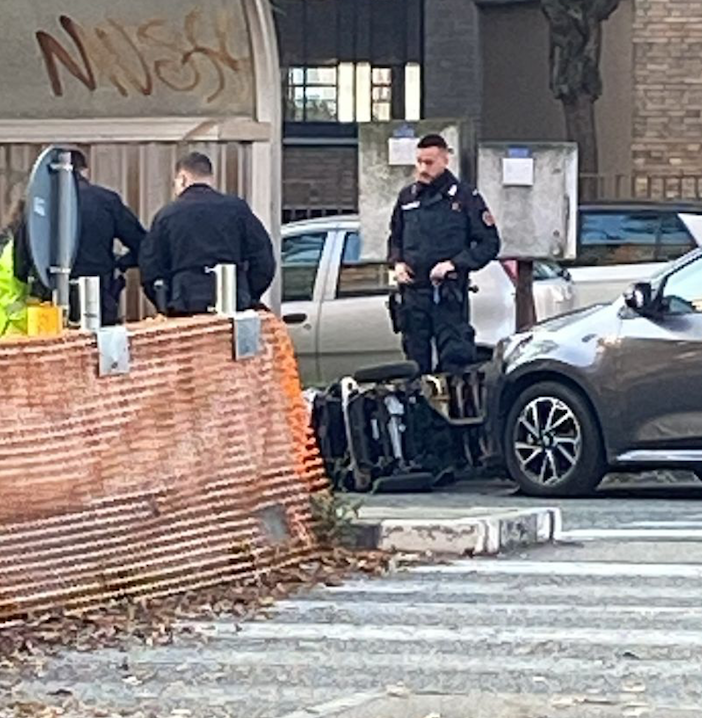 Auto contro carrozzina, uomo trasportato al Cto: sottopasso Lingotto chiuso